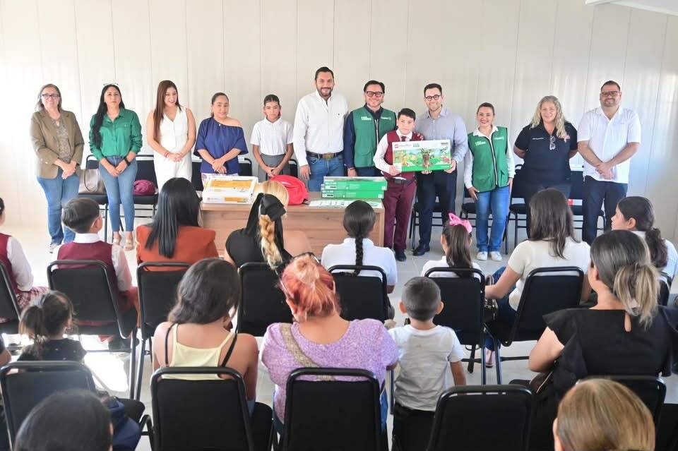 Carlos Villarreal y distribuidores Nissan impulsan el aprendizaje infantil