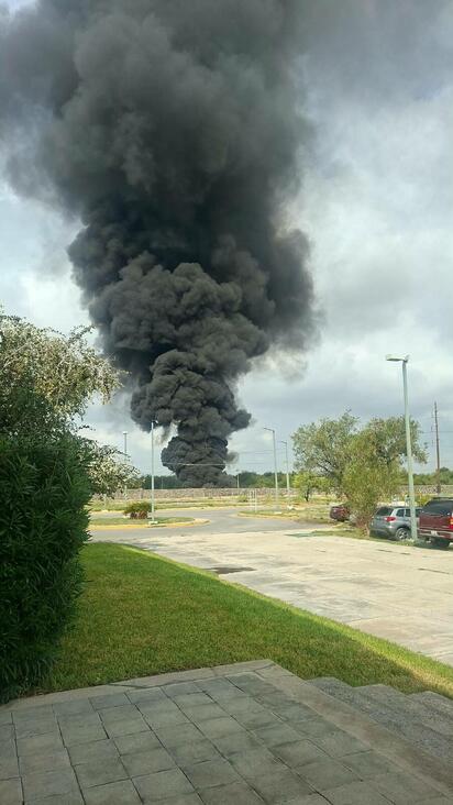 El incendio causó alarma en un plantel educativo.  MONCLOVA, COAH.- Una densa columna de humo negro se extendió sobre el sector norte de Monclova, luego