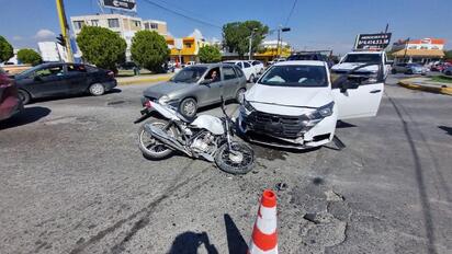 Se vuela el rojo y choca contra una moto y un automóvil en Saltillo