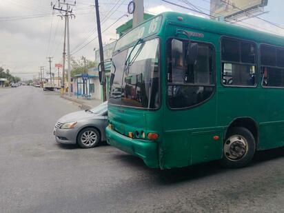 Camión urbano sin seguro choca contra camioneta en el Pape