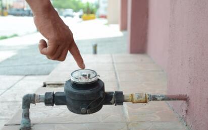 SIMARC instala medidores de agua para mejorar el servicio en Múzquiz