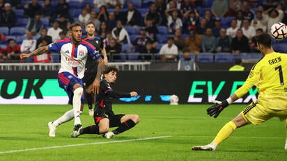 Lyon sumó tres puntos ante Crystal Palace en un partido de goles