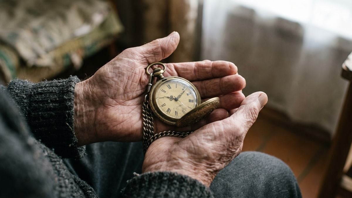 ENFERMEDADES A medida que envejecemos, es común sentir que los meses y los años transcurren cada vez más rápido. Esta percepción ha despertado el interés de la psicología