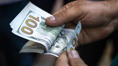 El dólar se encamina a su primera caída semanal en más de un mes, mientras inversionistas evalúan las ventas de acciones vinculadas con inteligencia