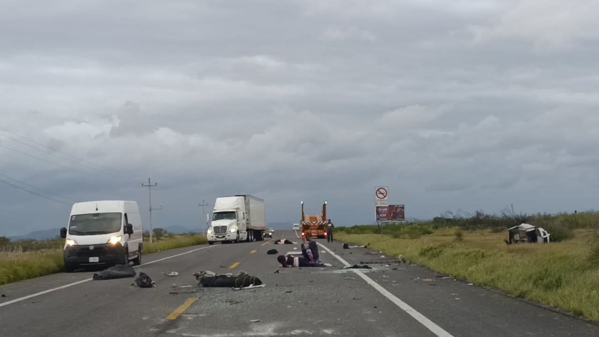 Muere mujer y tres paisanos resultan heridos tras volcadura en la carretera 57
