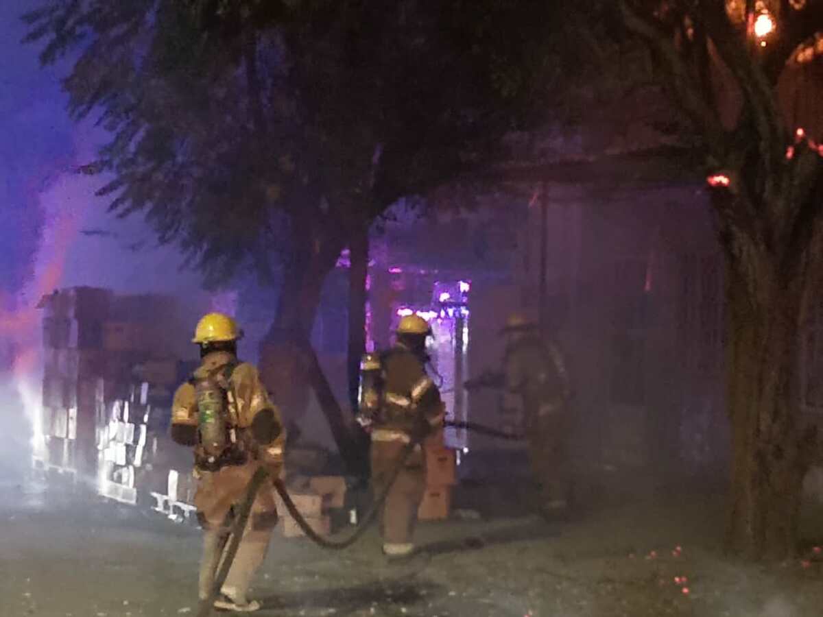 Bomberos sofocan incendio en almacén