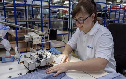 De operar máquinas a programarlas: la transformación del empleo industrial