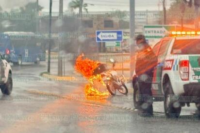 Incendio consume motocicleta en carretera federal 30 de Frontera