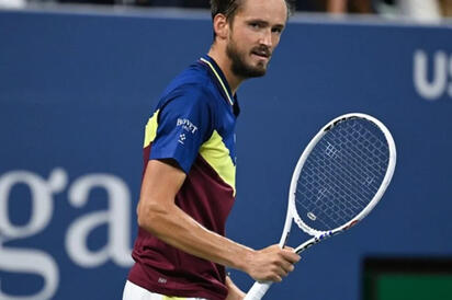    Daniil Medvedev venció a Tommy Paul en tres sets y selló su pasaje a las semifinales del Rolex Shanghai Masters, manteniendo viva su candidatura.    El ruso