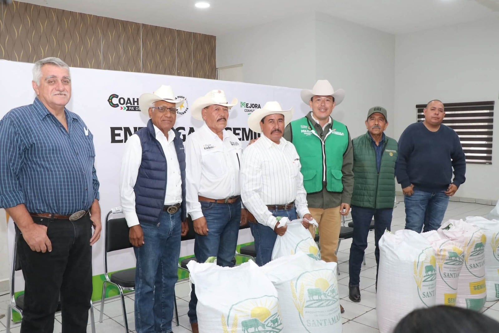 San Juan de Sabinas entrega 10 toneladas de semilla de avena forrajera