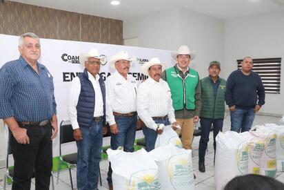 La entrega de 10 toneladas de semilla de avena forrajera beneficiará a 60 productores de San Juan de Sabinas y permitirá sembrar 83 hectáreas agrícolas.