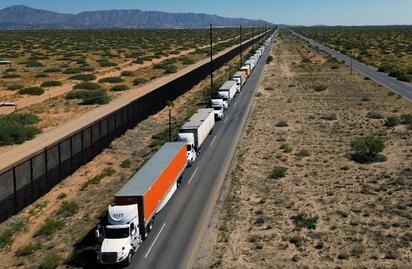La inseguridad y los cobros ilegales golpean al autotransporte de carga en México.  Las empresas de transporte de carga enfrentan robos, secuestros