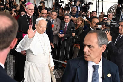 El pontífice abandonó el centro médico romano acompañado por las muestras de apoyo de los fieles que se congregaron en el lugar. El papa León XIV regresa