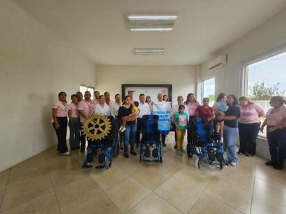 Club Rotario entrega sillas PCI a niños de Nueva Rosita