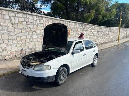 Auto comienza a arder en llamas en plena marcha y moviliza a Bomberos