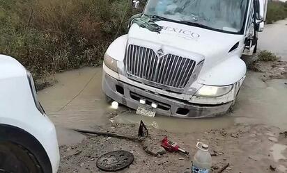 Dos días lleva camión de Conasupo atrapado en el lodo en Ocampo