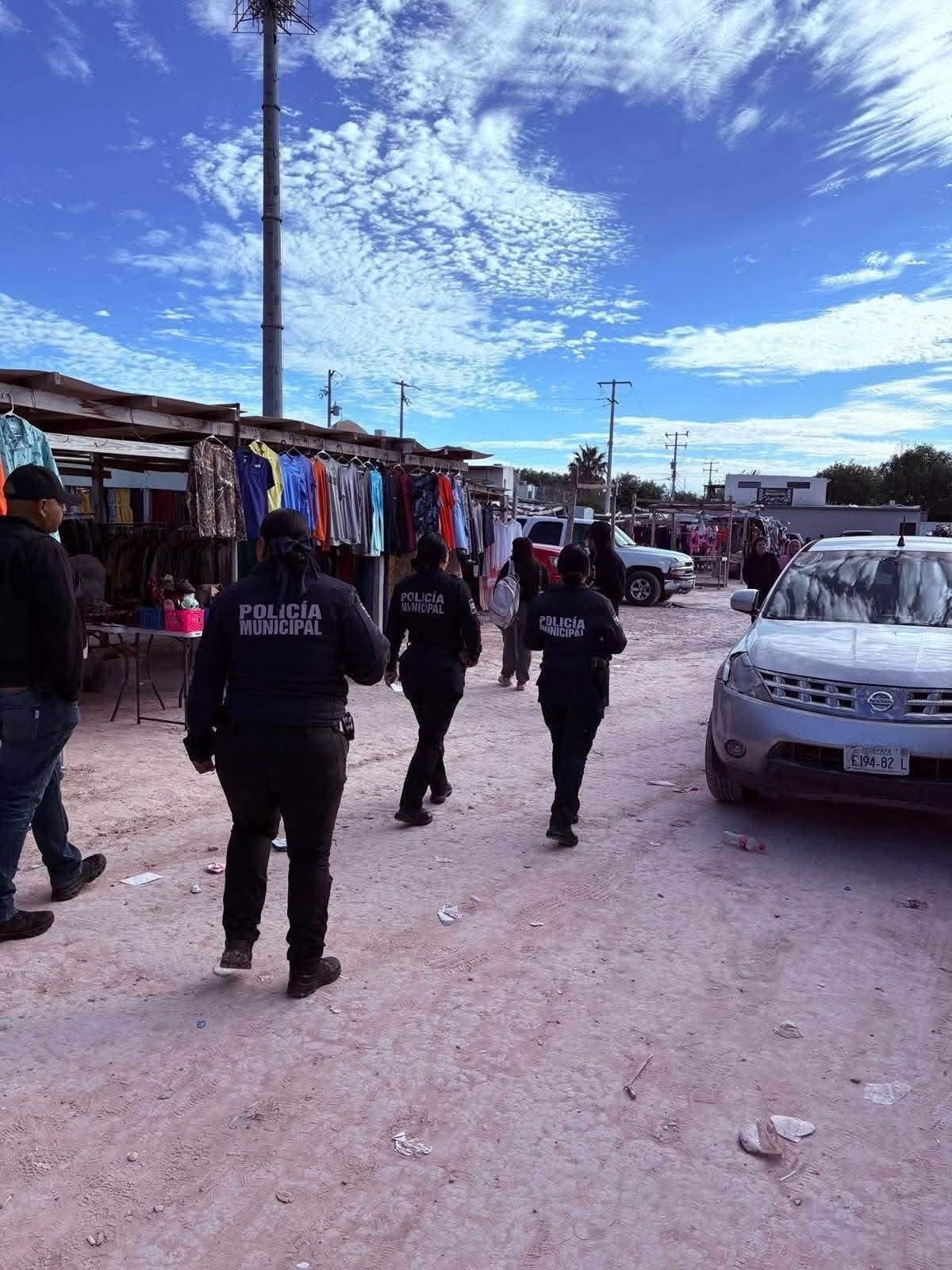 Recorridos: Durante la jornada, los oficiales recorrieron el área donde se instalan los puestos de venta y conversaron con las personas. Recorridos: Durante la jornada, los oficiales recorrieron el área donde se instalan los puestos de venta y conversaron con las personas.