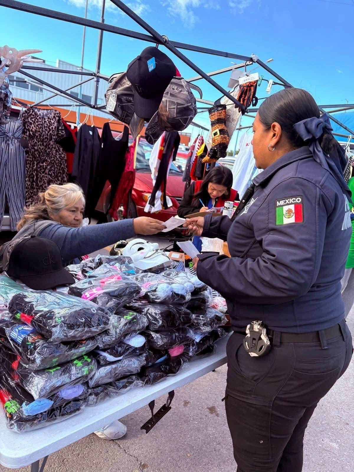 Recorridos: Durante la jornada, los oficiales recorrieron el área donde se instalan los puestos de venta y conversaron con las personas.