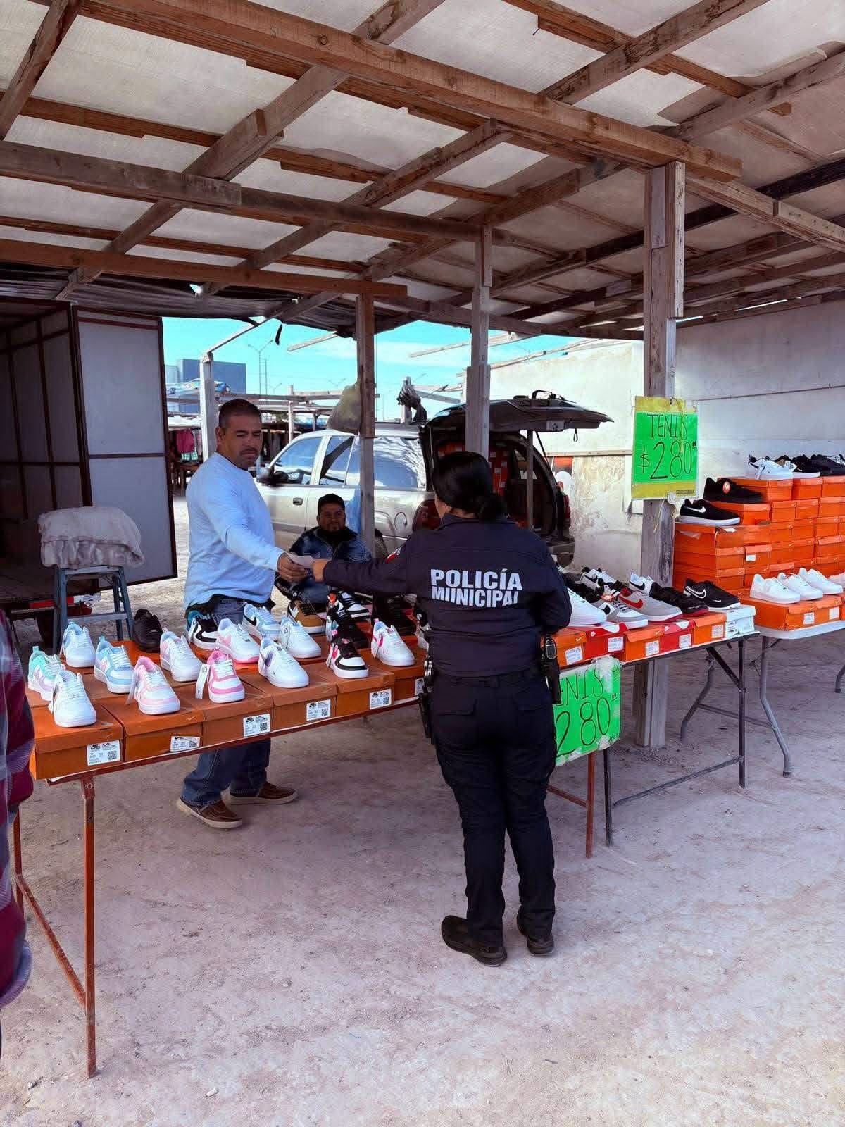 Recorridos: Durante la jornada, los oficiales recorrieron el área donde se instalan los puestos de venta y conversaron con las personas.
