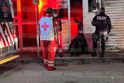 Moviliza a policías y Cruz Roja hombre tendido en banqueta del Centro
