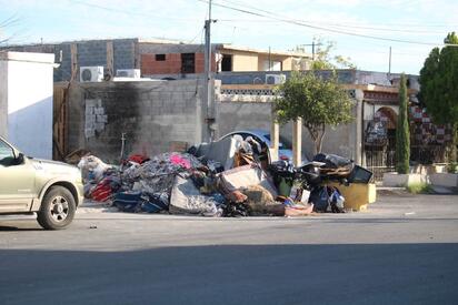 Habitantes de la colonia Villas del Carmen reportaron la acumulación de cacharros, escombros y diversos objetos en el exterior de un domicilio ubicado