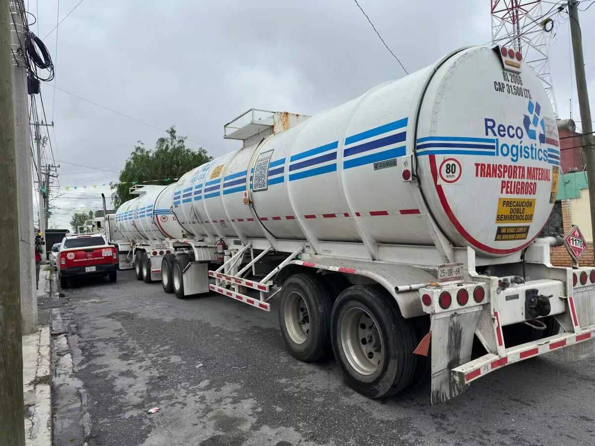 Evacúan a 75 personas por tráiler con doble pipa varado en Saltillo