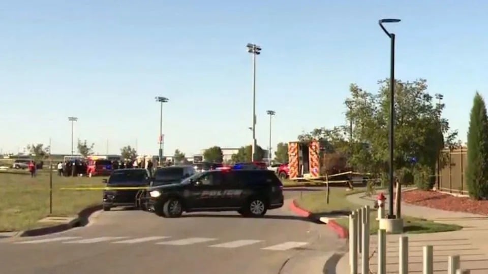 Reportan dos muertos tras atropellamiento en campos de futbol en Kansas