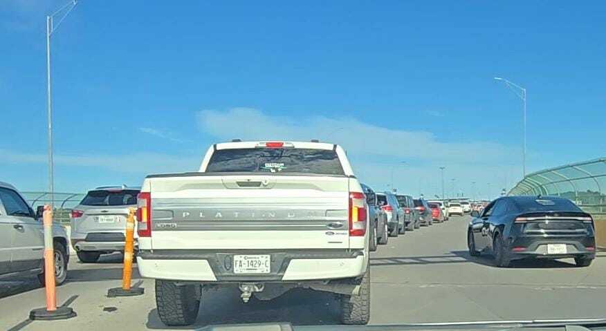 Quincena satura puentes internacionales de Piedras Negras; hasta carril rápido registra largas filas