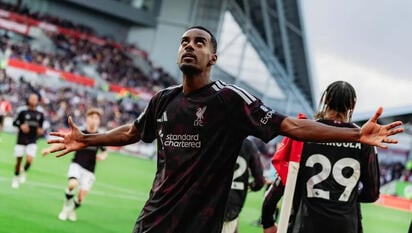 Liverpool remontó 2-1 al Brentford con gol de Isak
