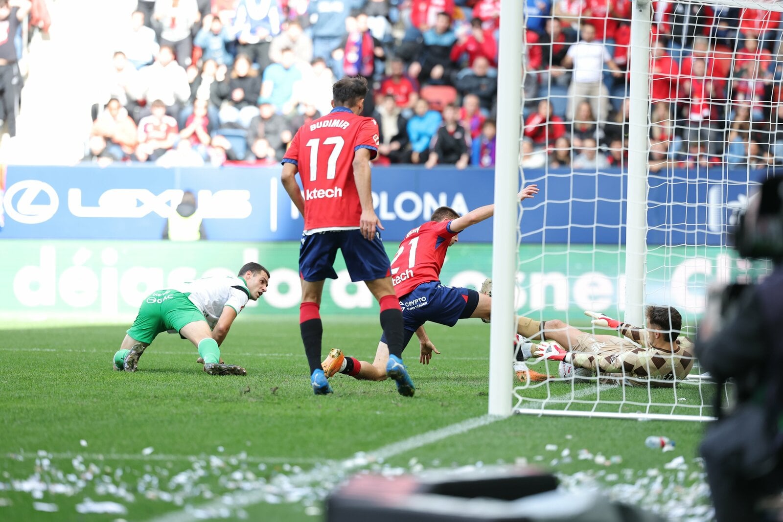 Osasuna vence 2-0 al Racing y rompe su racha sin triunfos