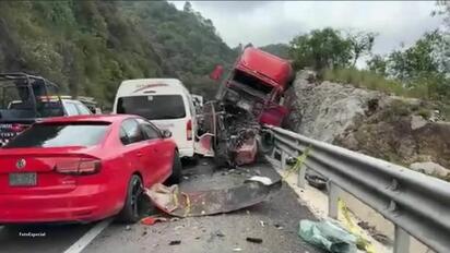 Tráiler embiste vehículos en Chiapas