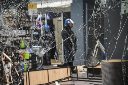 MILÁN Los enfrentamientos cerca de la plaza del Duomo obligaron a desplegar antidisturbios, mientras el gobierno prepara una reunión sobre orden público.  La ciudad