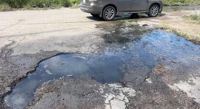Persisten aguas negras y baches en calles de la colonia Altamira