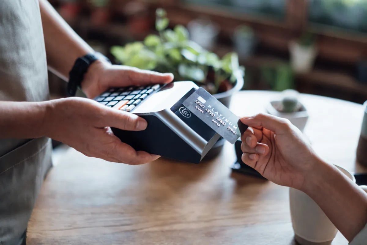 Jóvenes de la Generación Z aprovechan puntos y cashback de tarjetas
