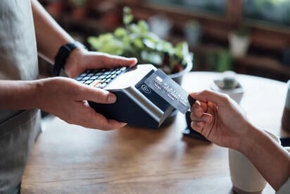 Jóvenes de la Generación Z aprovechan puntos y cashback de tarjetas