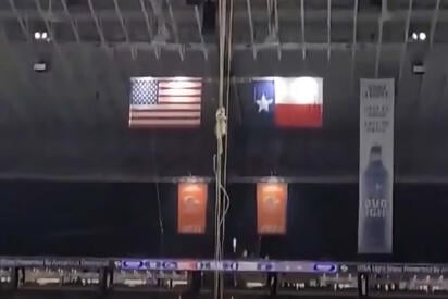 El integrante de la Fuerza Aérea falleció en un hospital tras caer durante una demostración en el estadio Alamodome.  Un integrante de la Fuerza Aérea