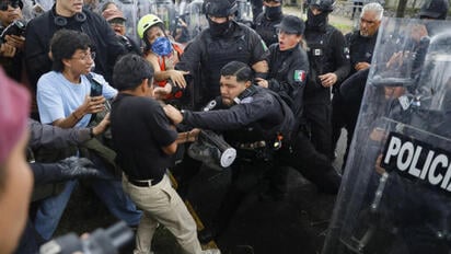 MANIFESTACIÓN Cientos de personas marcharon en Guadalajara para exigir agua limpia, pero la movilización registró daños a comercios, agresiones y enfrentamientos frente