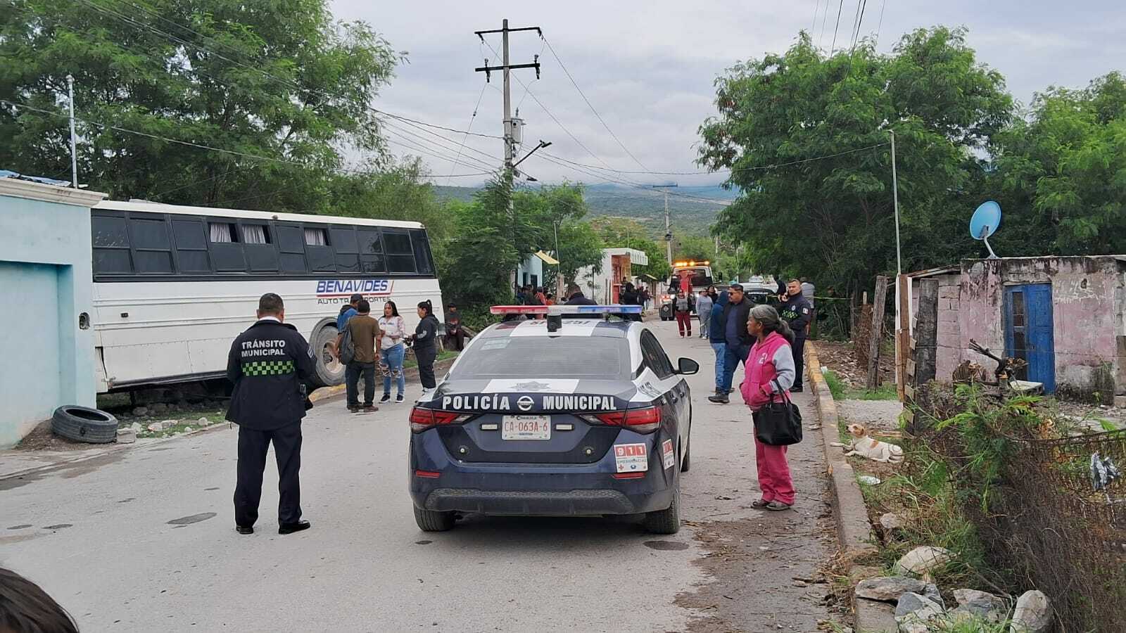 Camión de personal se estrella contra una vivienda en Monclova