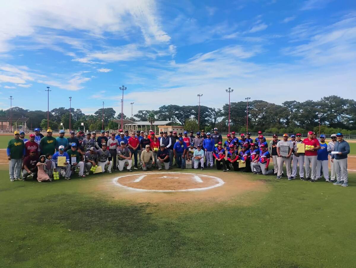 Múzquiz reconoce a sus figuras del softbol veterano