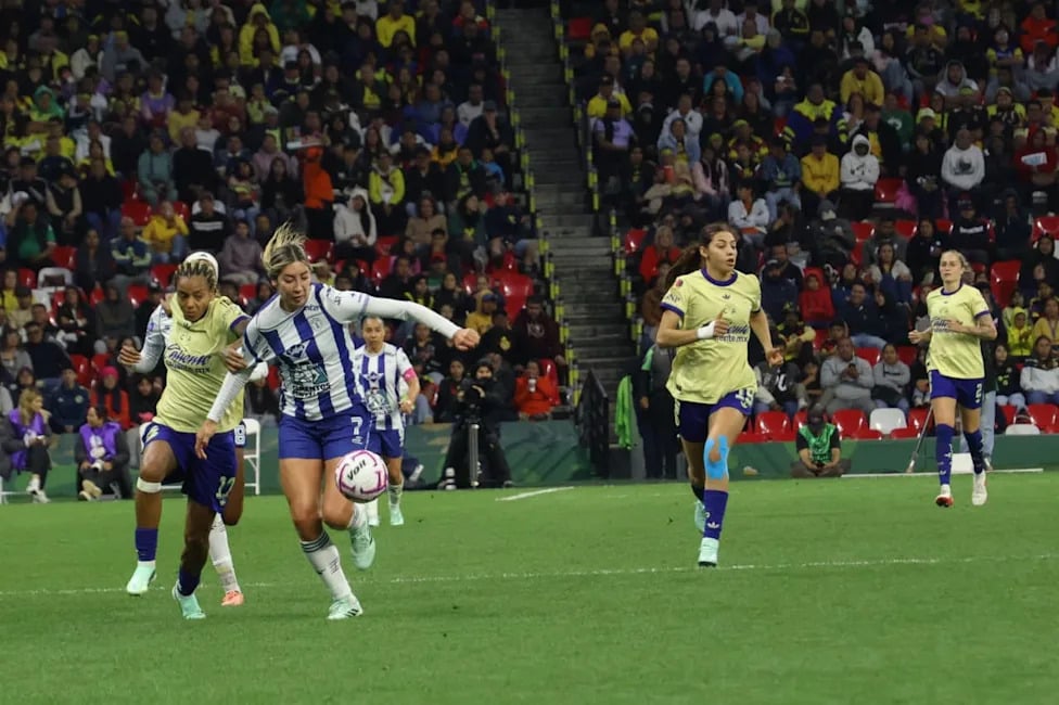 Las Águilas femenil celebraron los 110 años con triunfo