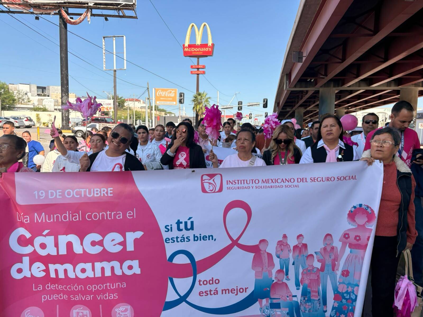 Monclova se viste de rosa para honrar a quienes luchan contra el cáncer