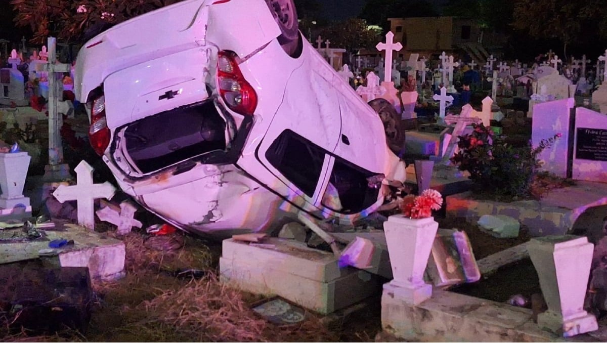 Termina dentro de un cementerio: conductor vuelca en Tampico