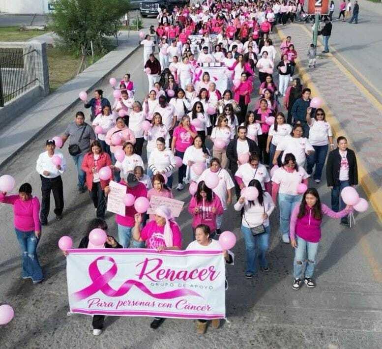 Nava se pinta de rosa con caminata para concientizar sobre el cáncer de mama