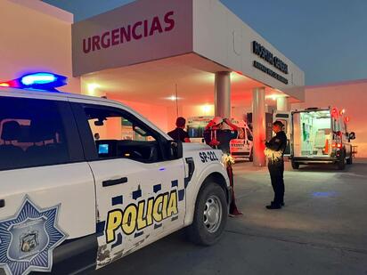 Policía Municipal abrió el paso a los socorristas.  MONCLOVA, COAH.- Una mujer de 21 años fue trasladada de urgencia al Hospital General Amparo Pape