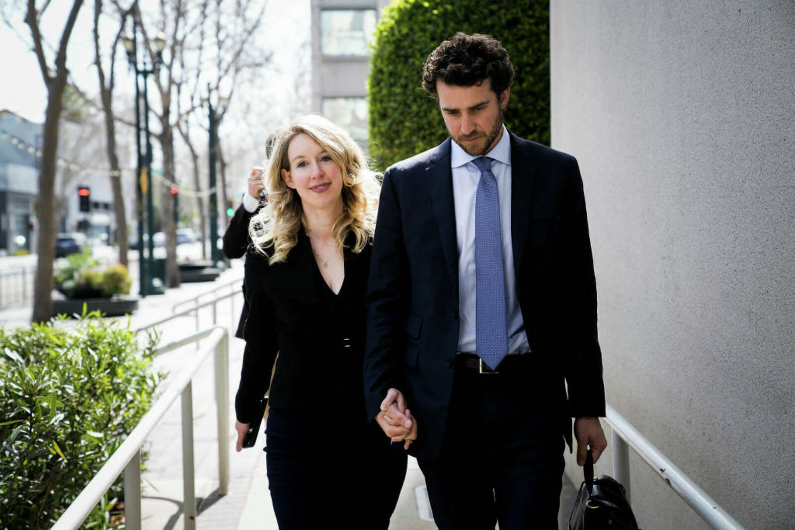 Pareja de Elizabeth Holmes recauda USD 20 millones para Haemanthus