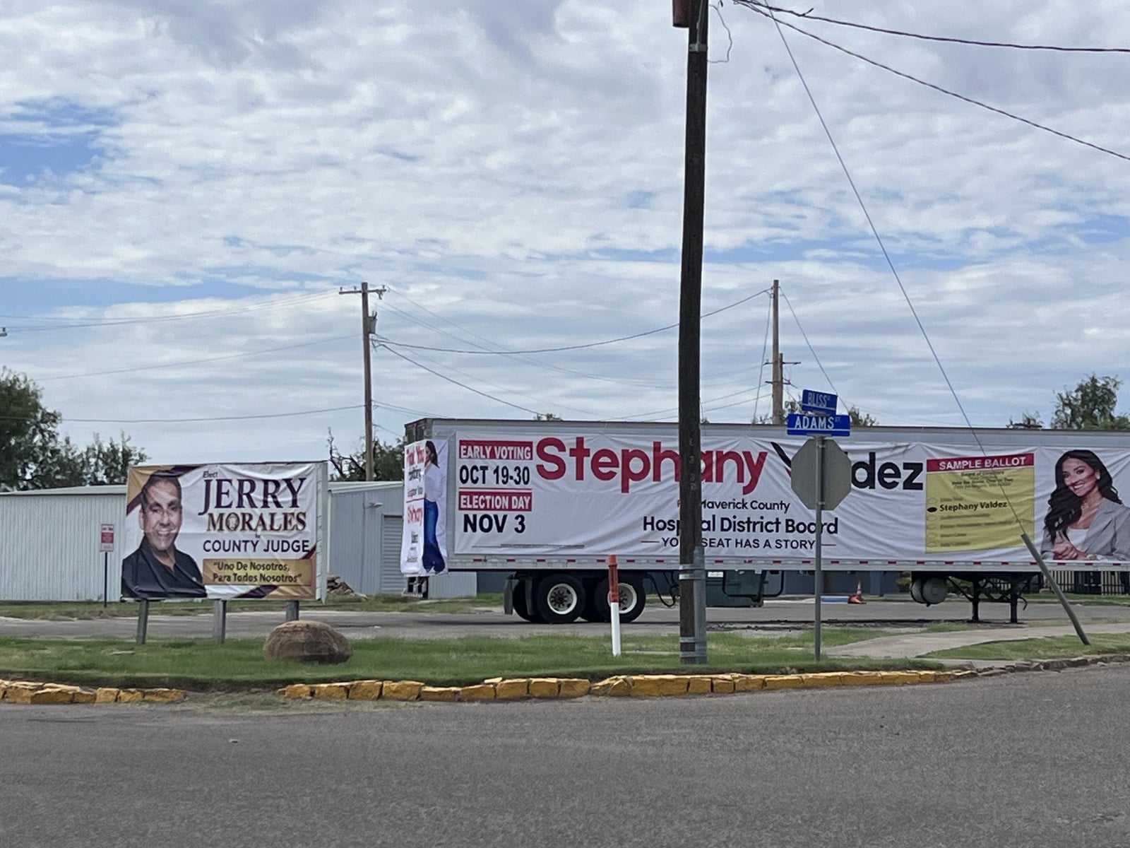 EAGLE PASS Eagle Pass, Texas.— La votación anticipada para las elecciones generales del próximo 3 de noviembre comenzó este lunes en Eagle Pass, por lo que el mayor Aarón