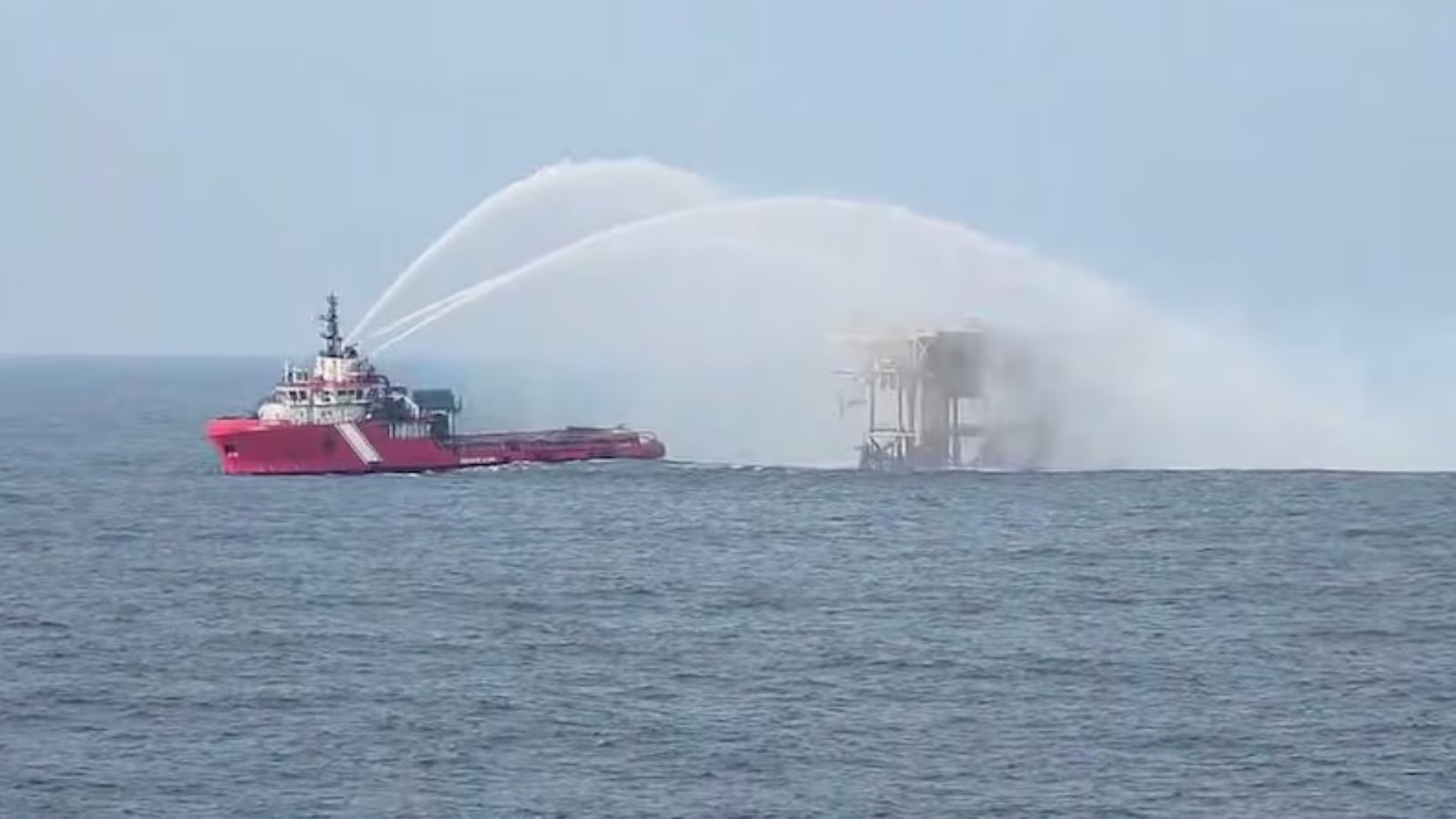 Incendio en plataforma de Pemex moviliza equipos de emergencia