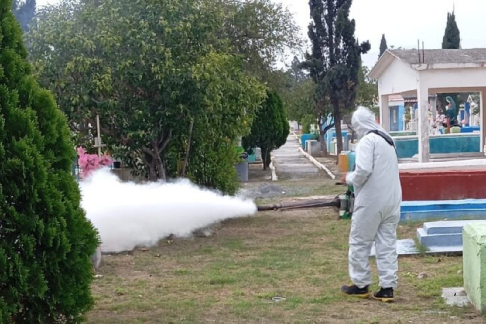 Saltillo fumiga panteones municipales previo al Día de Muertos