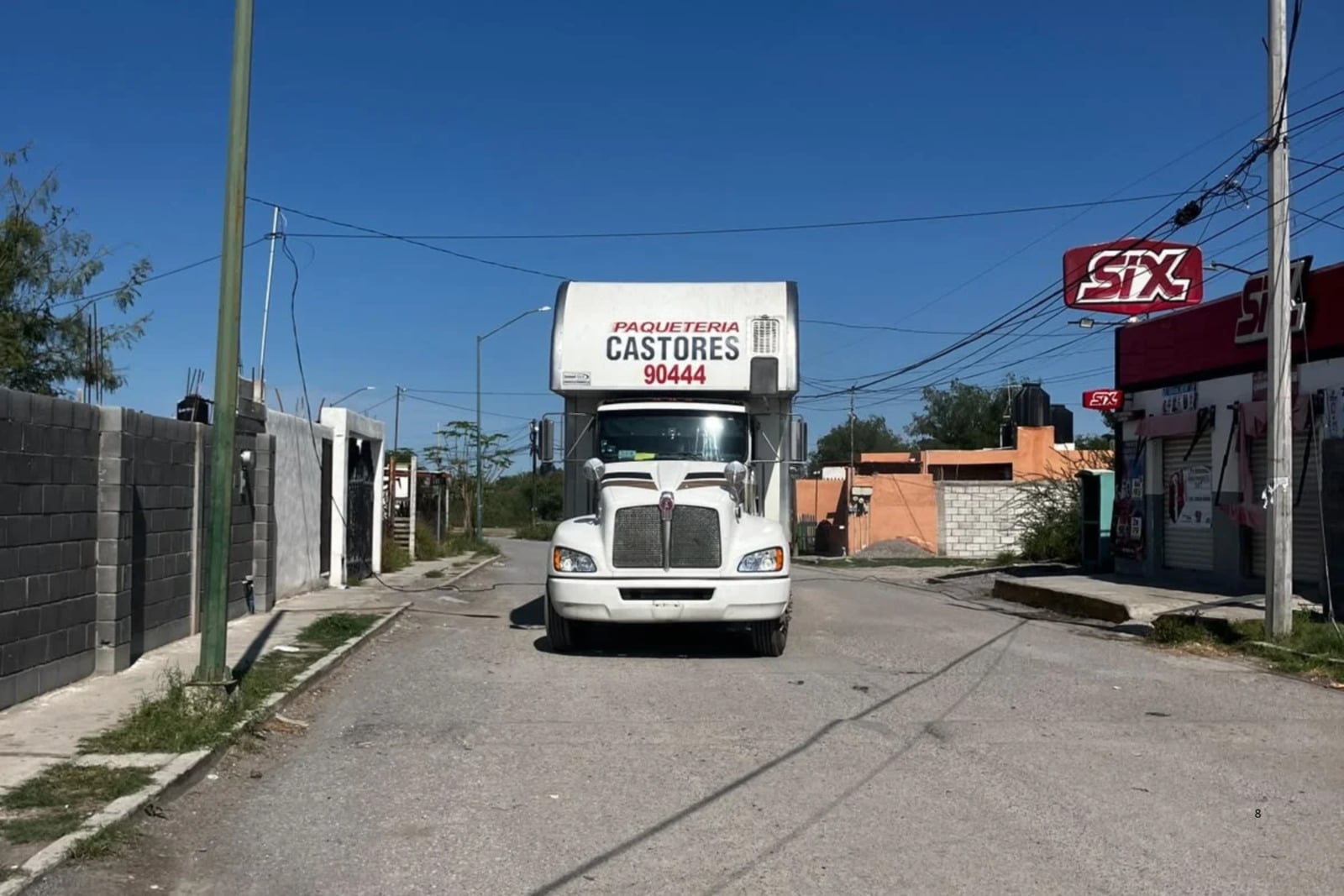 Camión de Castores revienta cableado y se marcha sin responder por daños