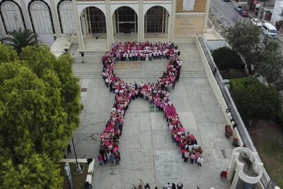 UA de C forma lazo rosa para crear conciencia sobre el cáncer de mama
